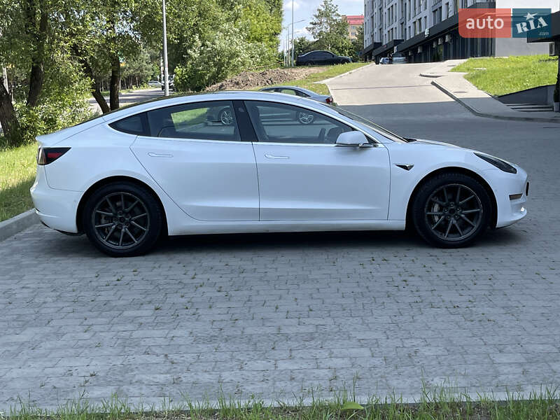 Седан Tesla Model 3 2019 в Новояворовске
