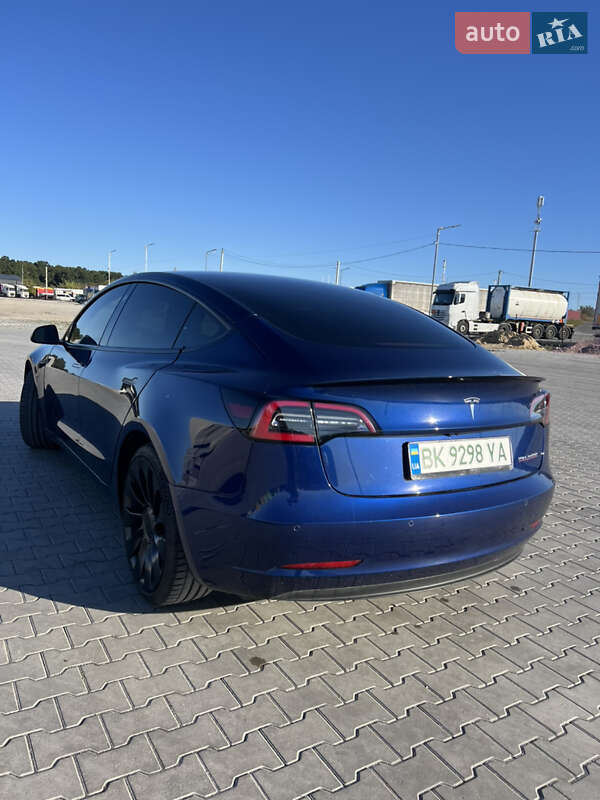 Седан Tesla Model 3 2022 в 