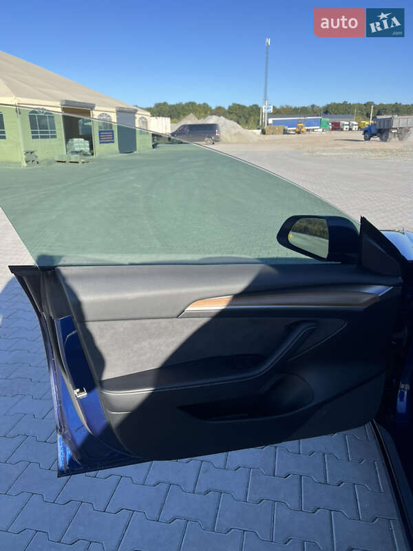 Седан Tesla Model 3 2022 в Ровно
