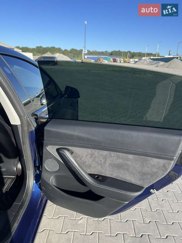 Седан Tesla Model 3 2022 в Ровно