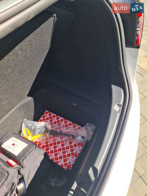 Седан Tesla Model 3 2023 в Луцьку