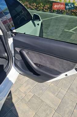 Седан Tesla Model 3 2023 в 