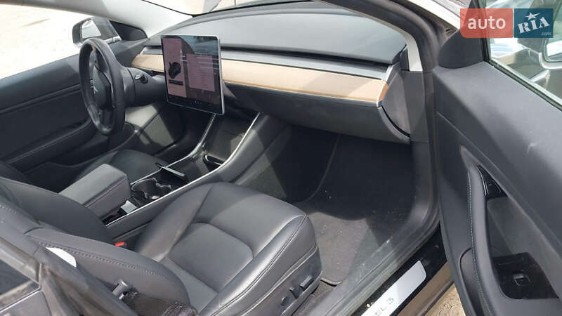Седан Tesla Model 3 2018 в Львові