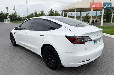 Седан Tesla Model 3 2022 в 