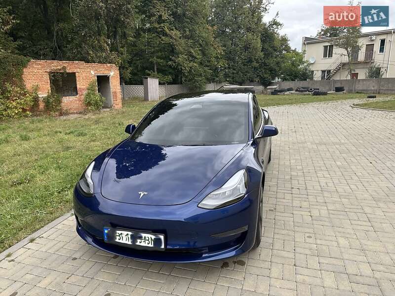 Седан Tesla Model 3 2023 в 