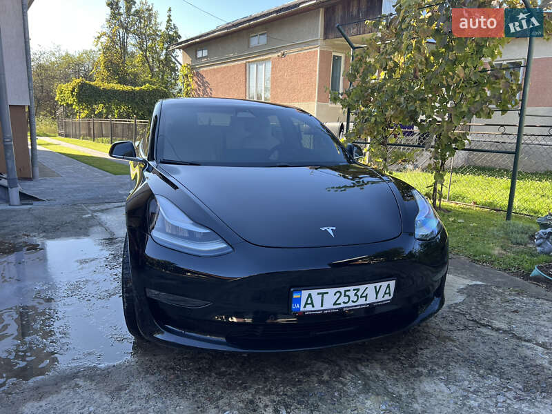 Седан Tesla Model 3 2018 в Долині