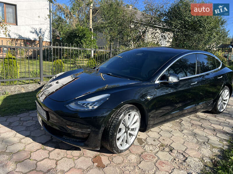 Седан Tesla Model 3 2018 в Долині