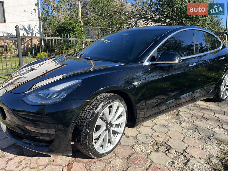 Седан Tesla Model 3 2018 в Долині