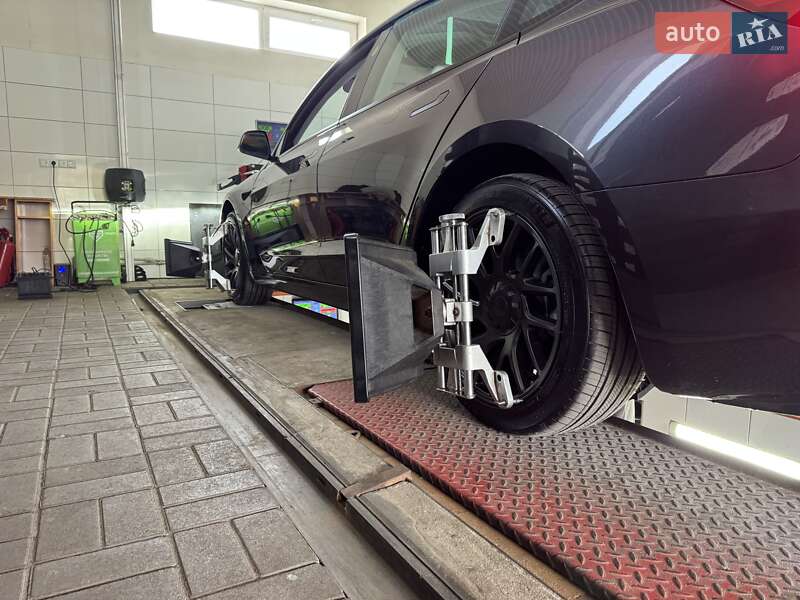 Седан Tesla Model 3 2024 в Рівному
