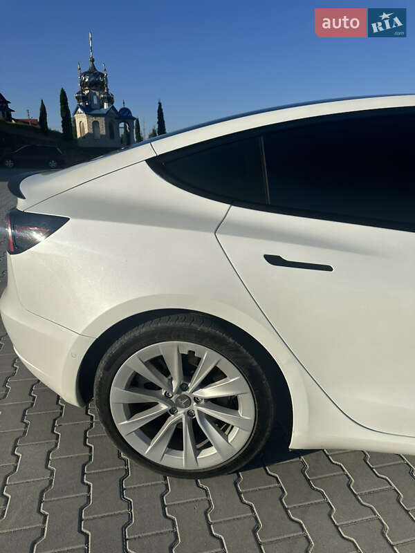 Седан Tesla Model 3 2021 в Черновцах