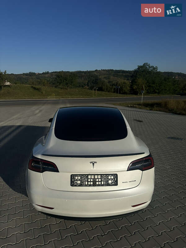 Седан Tesla Model 3 2021 в Черновцах