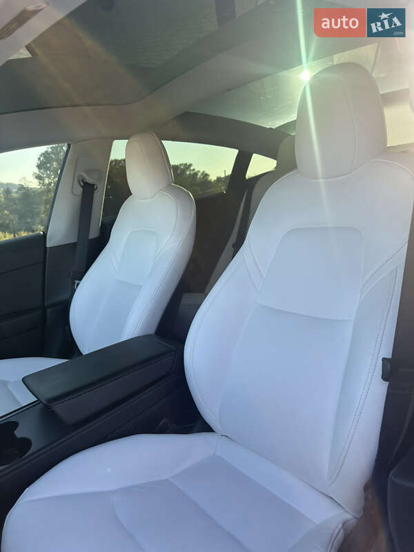 Седан Tesla Model 3 2021 в Черновцах