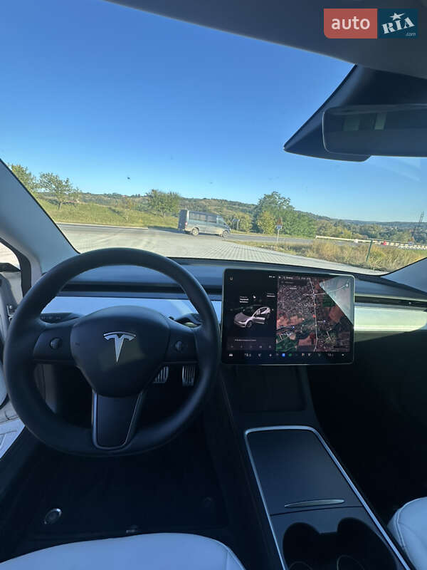 Седан Tesla Model 3 2021 в Черновцах