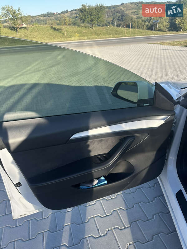 Седан Tesla Model 3 2021 в Черновцах