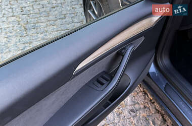 Седан Tesla Model 3 2022 в 