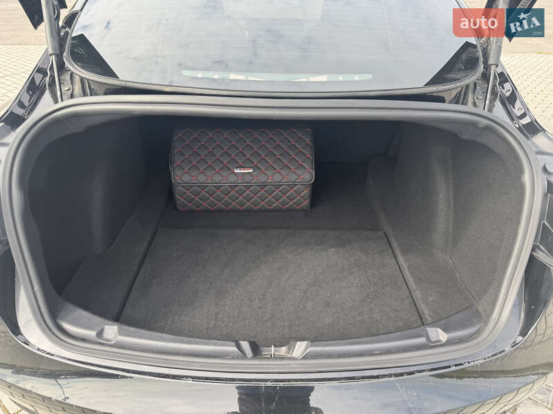 Седан Tesla Model 3 2018 в Львові