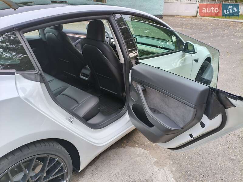 Седан Tesla Model 3 2023 в Теплику