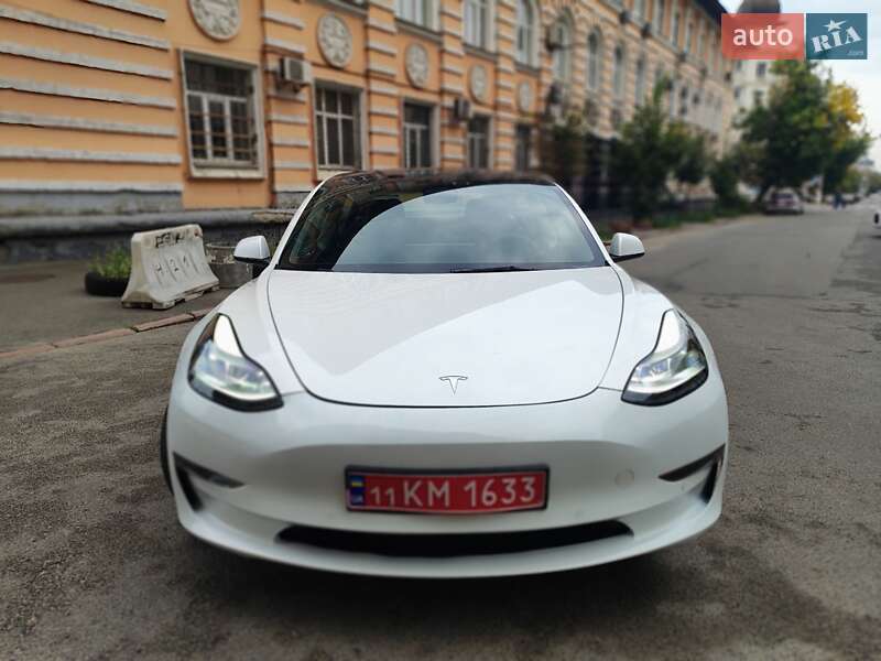 Седан Tesla Model 3 2021 в Киеве