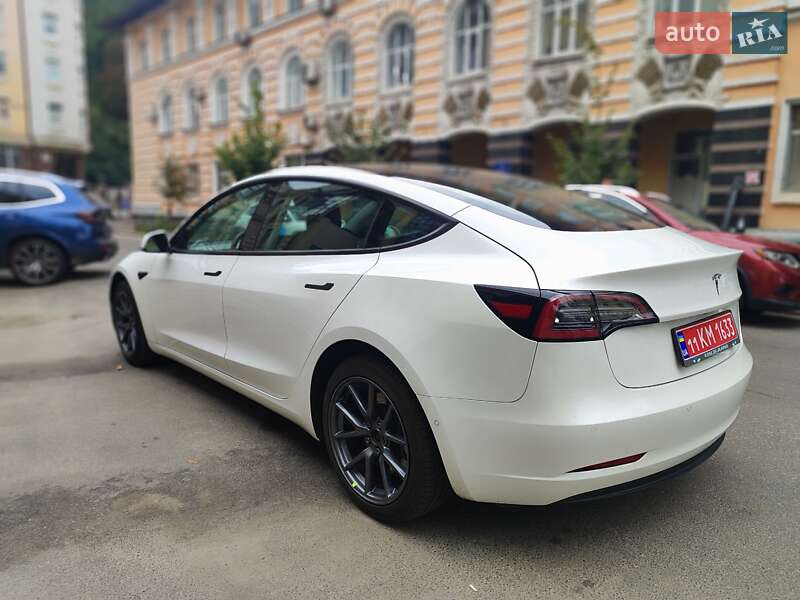 Седан Tesla Model 3 2021 в Киеве
