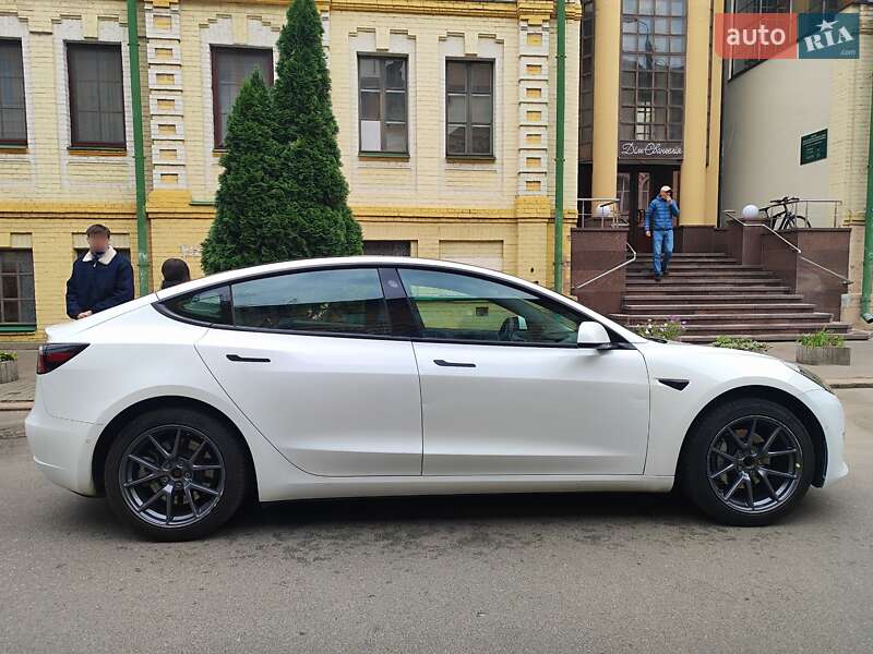 Седан Tesla Model 3 2021 в Киеве
