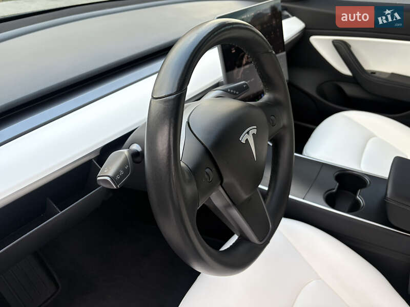 Седан Tesla Model 3 2018 в Львові