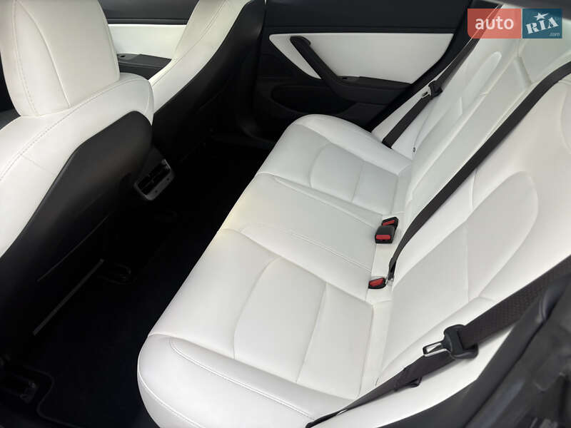 Седан Tesla Model 3 2018 в Львові