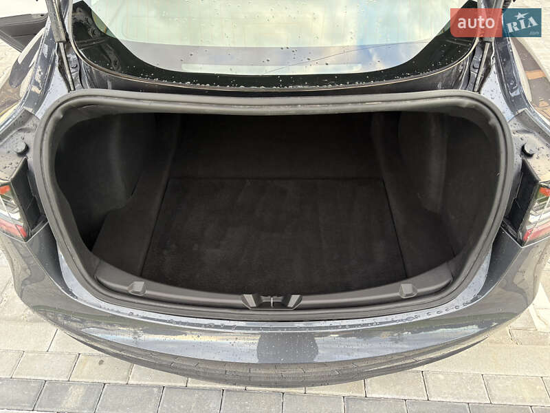 Седан Tesla Model 3 2018 в Львові