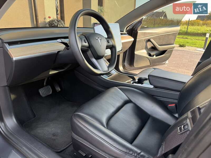 Седан Tesla Model 3 2020 в Львове
