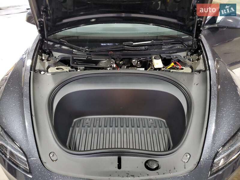 Седан Tesla Model 3 2024 в Києві