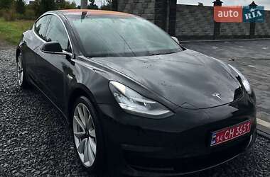 Седан Tesla Model 3 2019 в Дубні