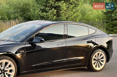 Седан Tesla Model 3 2022 в 