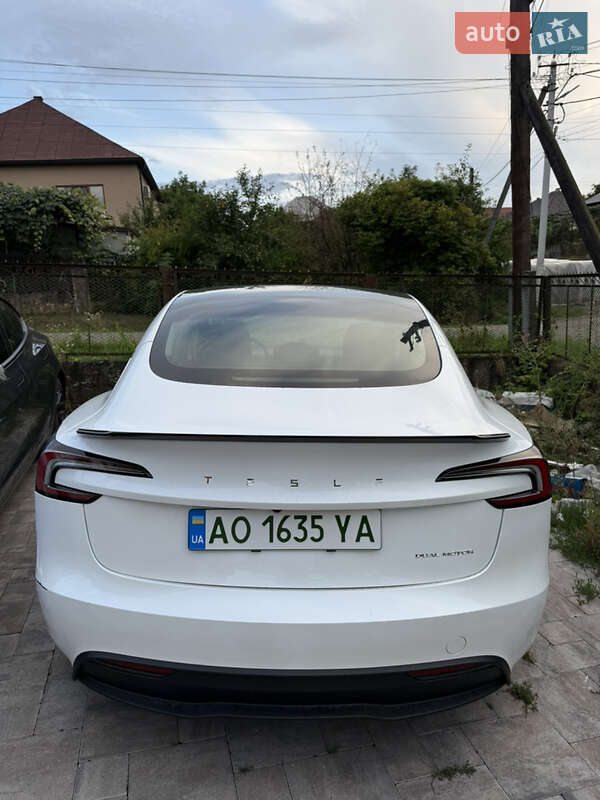 Седан Tesla Model 3 2024 в 