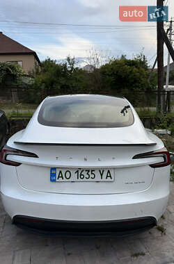Седан Tesla Model 3 2024 в 