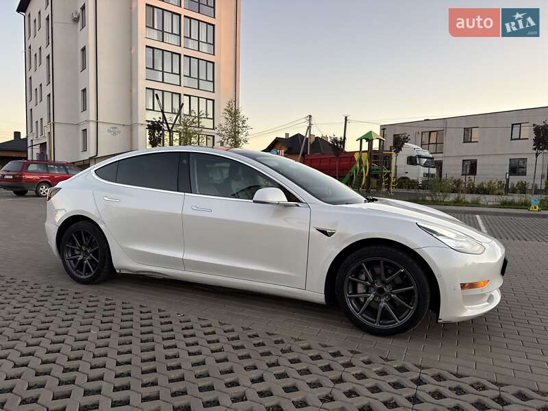 Седан Tesla Model 3 2020 в Луцьку