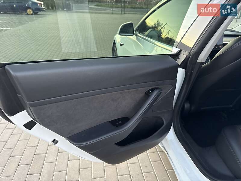 Седан Tesla Model 3 2020 в Луцьку