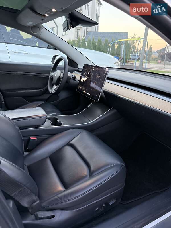 Седан Tesla Model 3 2020 в Луцьку