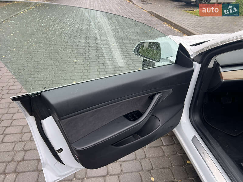 Седан Tesla Model 3 2019 в Киеве