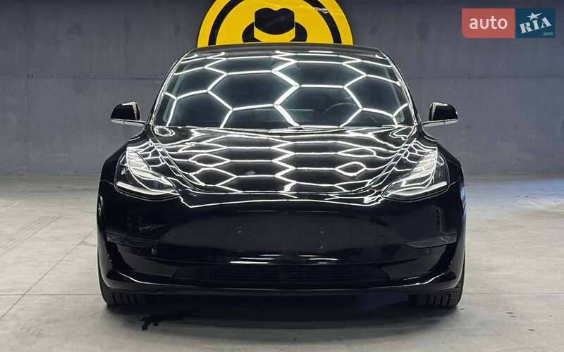 Седан Tesla Model 3 2019 в Чернівцях