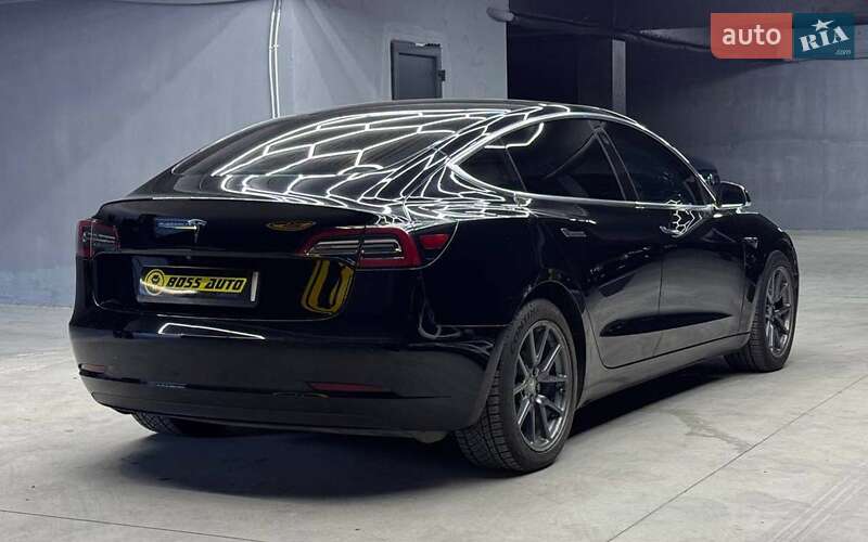 Седан Tesla Model 3 2019 в Чернівцях