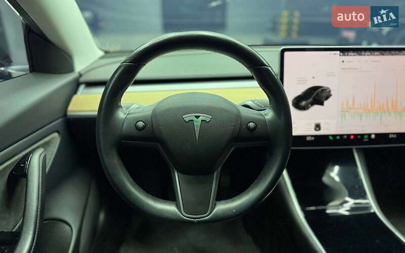 Седан Tesla Model 3 2019 в Чернівцях