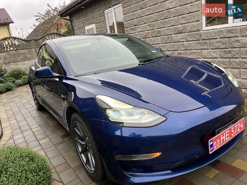 Седан Tesla Model 3 2022 в 