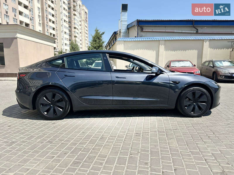 Седан Tesla Model 3 2024 в 
