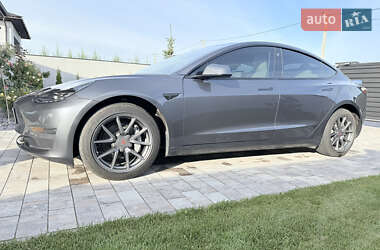 Седан Tesla Model 3 2022 в 