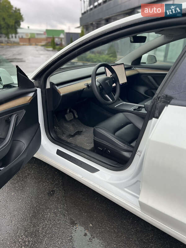 Седан Tesla Model 3 2021 в Умані