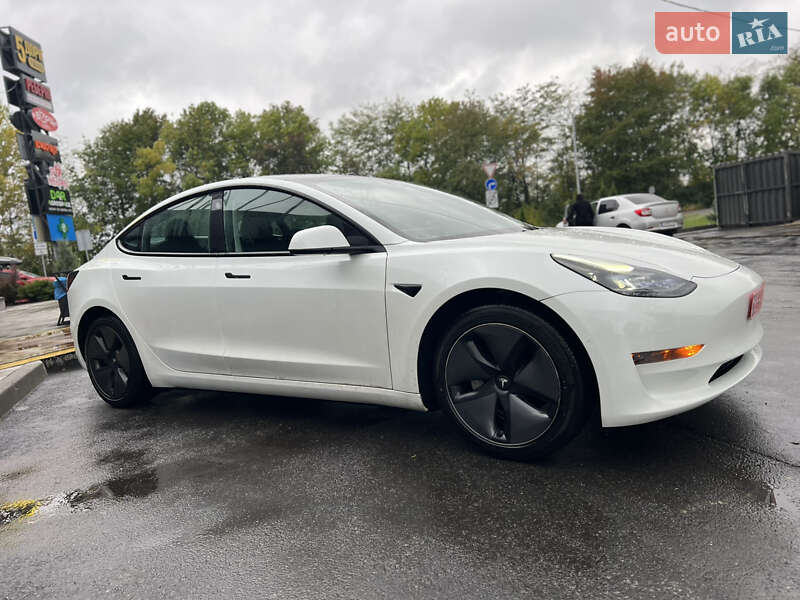 Седан Tesla Model 3 2021 в Умані