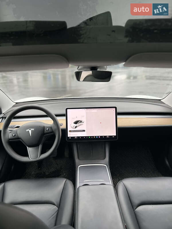Седан Tesla Model 3 2021 в Умані