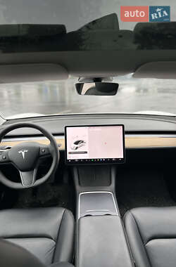 Седан Tesla Model 3 2021 в 