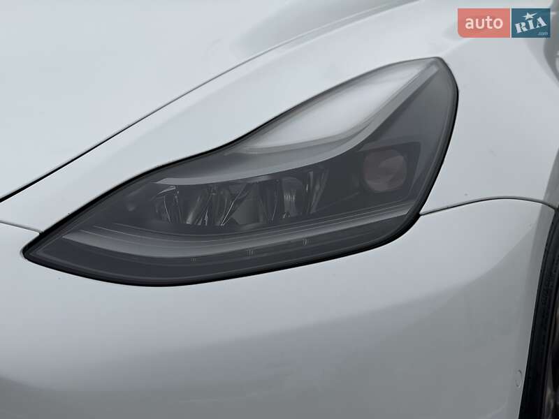 Седан Tesla Model 3 2021 в Рівному