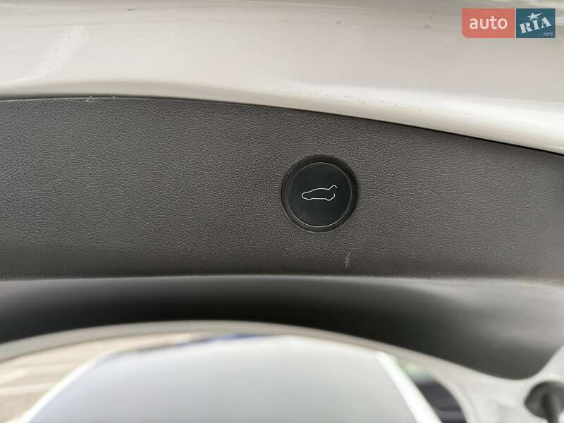 Седан Tesla Model 3 2021 в Рівному