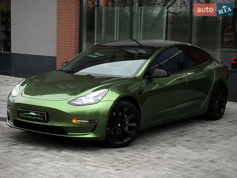 Седан Tesla Model 3 2021 в Киеве